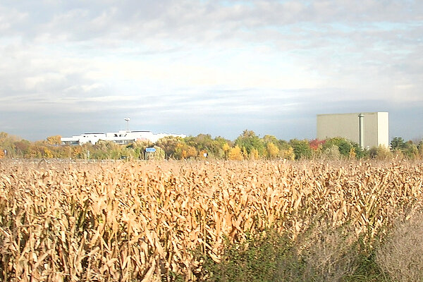 Acker mit Gebäude im Hintergrund