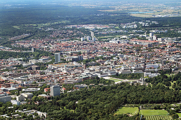 Schrägluftbild der Stadt Karlsruhe in südliche Richtung