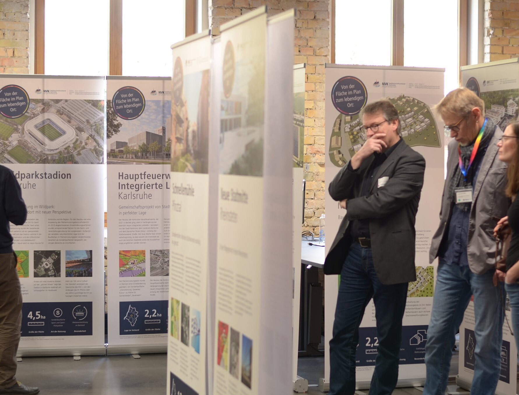 Rollups-Ausstellung der Arbeit des NVK mit interssierten Personen